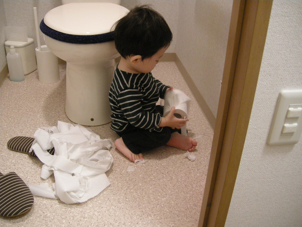 子どもがトイレをつまらせる原因とは アクア救急センター│トイレつまり・水漏れの修理